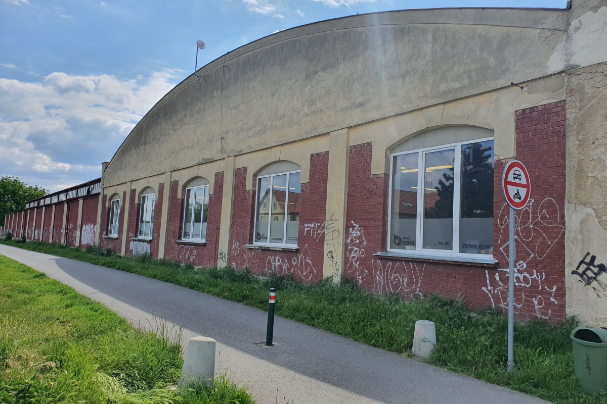 Výstavba kancelářské buňky v hale a výměna oken